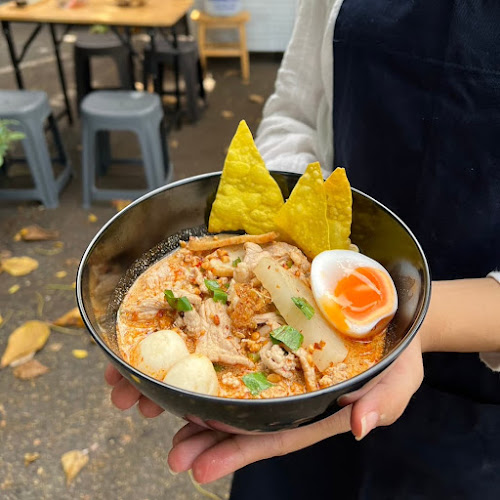 ก๋วยเตี๋ยวต้มยำเข้าเส้น - Khaozen noodles - การบริการอาหารและที่พัก
