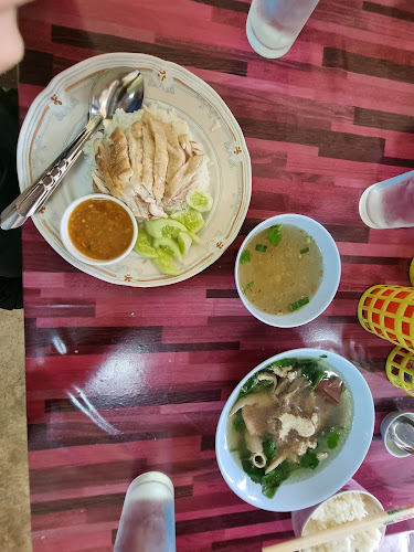 ศรีนวลต้มเลือดหมู - การบริการอาหารและที่พัก