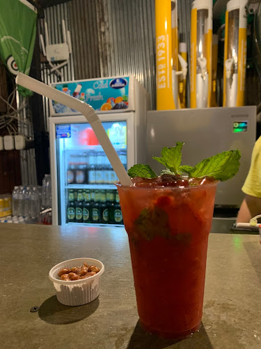 On Street Bar - การบริการอาหารและที่พัก