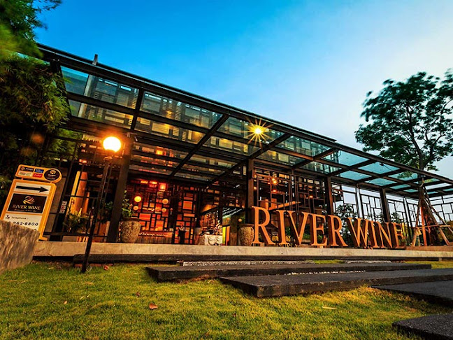 River Wine Restaurant&Karaoke - การบริการอาหารและที่พัก