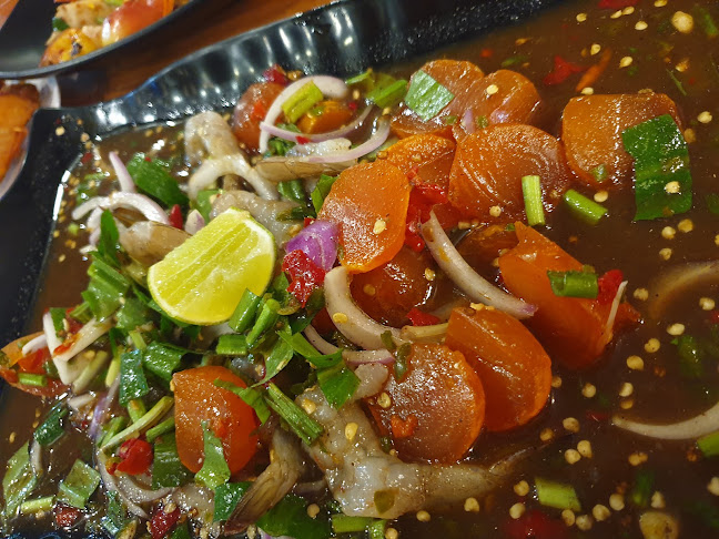 อีหล่า แซ่บเวอร์ - การบริการอาหารและที่พัก