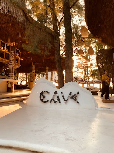 Cave Beach Club - การบริการอาหารและที่พัก