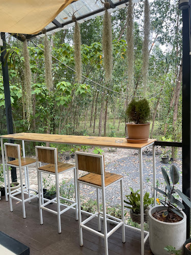 Woodland Cafe' Restaurant & Bar Phuket - การบริการอาหารและที่พัก