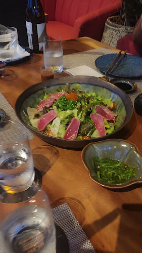 Uchi Gastrobar Japanese Food & Sushi Phuket - การบริการอาหารและที่พัก