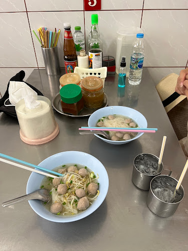 โอชารส ลูกชิ้นเนื้อ - การบริการอาหารและที่พัก