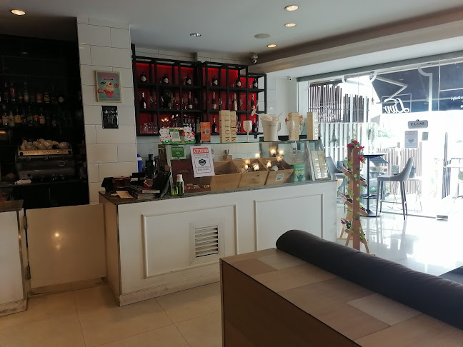 Livv Cafe' & Restaurant Pattaya - การบริการอาหารและที่พัก
