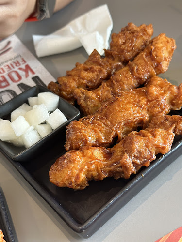 Bonchon Central Village - การบริการอาหารและที่พัก