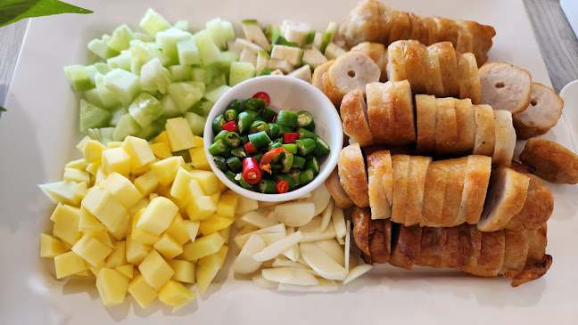 วีที แหนมเนือง หัวรถไฟ - การบริการอาหารและที่พัก