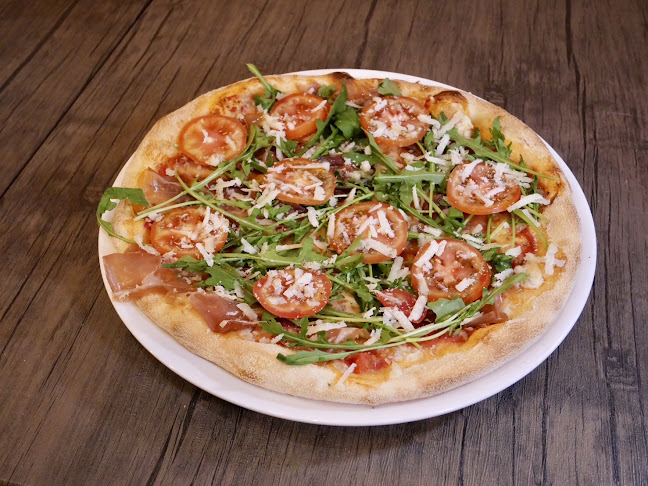 Bella Sicilia Pizzeria in Jomtien - การบริการอาหารและที่พัก