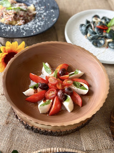 De Earn Cafe and Bar Phuket - อำเภอถลาง