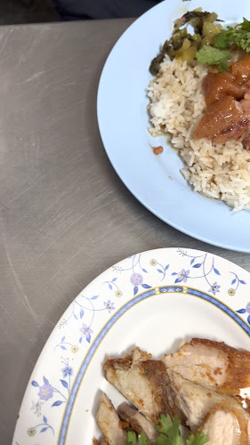 ขาหมูเมืองทอง - การบริการอาหารและที่พัก