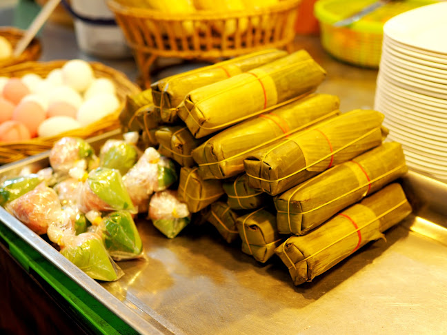 ตลาดโต้รุ่ง อุบลสแควร์ - การบริการอาหารและที่พัก