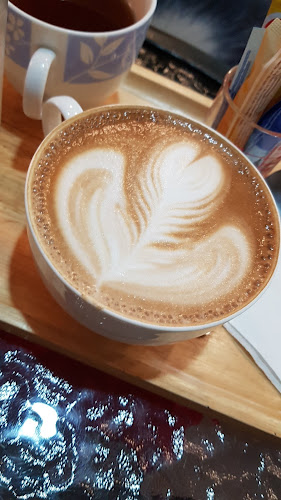 Coffee More Khonkaen ร้านคอฟฟี่ มอร์ ขอนแก่น - การบริการอาหารและที่พัก