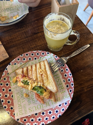 Folk Café Phuket - การบริการอาหารและที่พัก