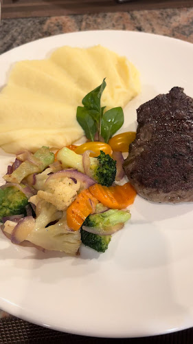 Chez Andy Swiss Restaurant & Steak House - การบริการอาหารและที่พัก