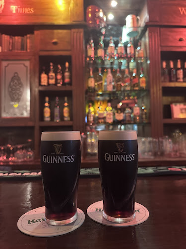 Irish Times Pub Phuket - การบริการอาหารและที่พัก