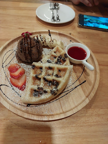 Light House Café ถนนพุทธสาคร - การบริการอาหารและที่พัก