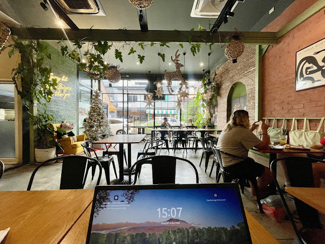 Opinii despre FIVE Loaves Burgers & Cafe’ în เมือง - การบริการอาหารและที่พัก