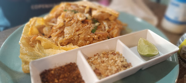 Nut's Restaurant at Golden Monkey Hotel and Bar - การบริการอาหารและที่พัก