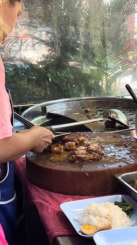 ร้านป้าเพ็ญขาหมู ก๋วยเตี๋ยวขาหมู สูตรดั้งเดิม - การบริการอาหารและที่พัก