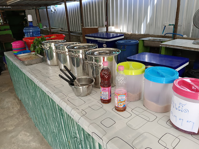 ก๋วยเตี๋ยวไก่ตุ๋นบุฟเฟ่ต์-ข้างวัดป่าศรัทธารวม - การบริการอาหารและที่พัก