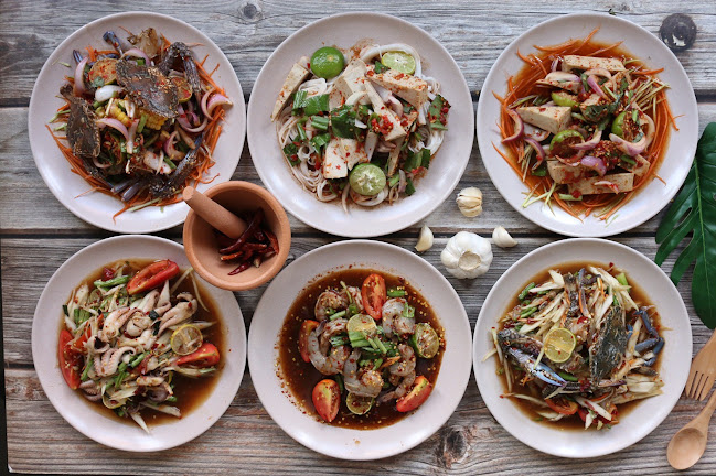 ตุ๊ดตำยำแซ่บ สาขาโคราชสุรนารีวิลล์บ้านเกาะ - การบริการอาหารและที่พัก
