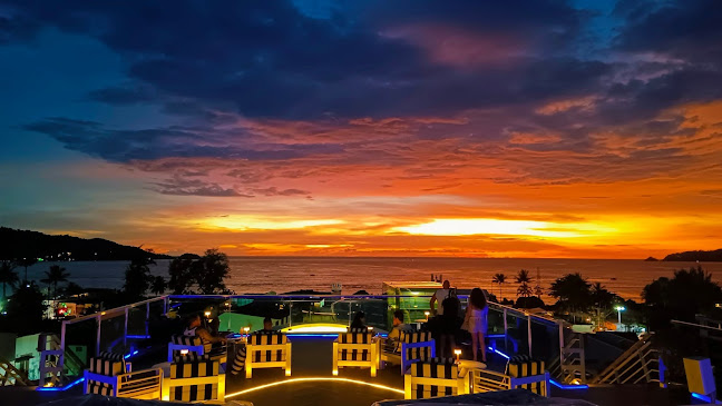 คี สกายเล้าท์ ลูฟท๊อป - การบริการอาหารและที่พัก