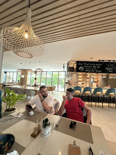 The Garden Grille & Bar - การบริการอาหารและที่พัก