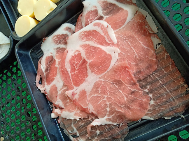 ล้านวิวชาบูริมน้ำ - การบริการอาหารและที่พัก