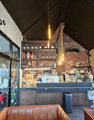 Robot's coffee - การบริการอาหารและที่พัก