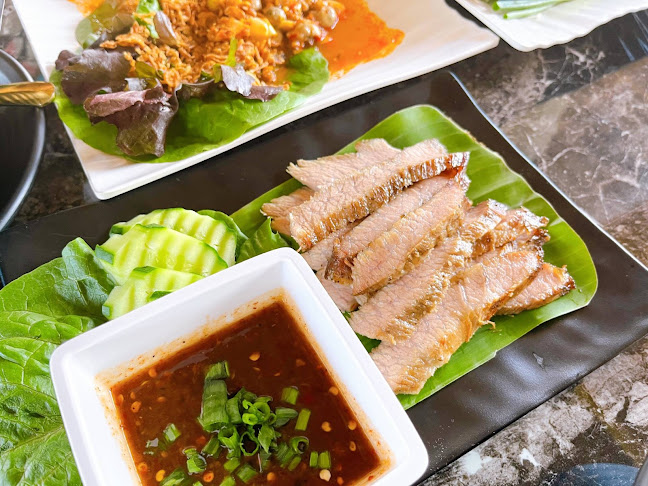 นัมเบอร์วัน ตำ-ยำ-ย่าง - การบริการอาหารและที่พัก