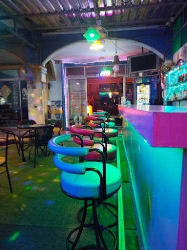 Opinii despre Happy Dolphin Bar în Phuket - การบริการอาหารและที่พัก