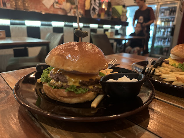 Juicy Lucy Burger and Bar - การบริการอาหารและที่พัก
