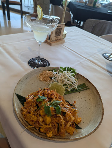 7th Floor Restaurant & Bar - การบริการอาหารและที่พัก