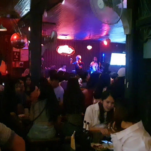 อ่าวอุดมสโมสร - การบริการอาหารและที่พัก