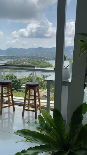 คาเฟ่ เดอะ ฮิลล์ - การบริการอาหารและที่พัก