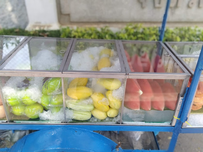 บอมผลไม้สด - การบริการอาหารและที่พัก