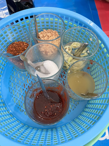 อุบลเย็นตาโฟ - การบริการอาหารและที่พัก