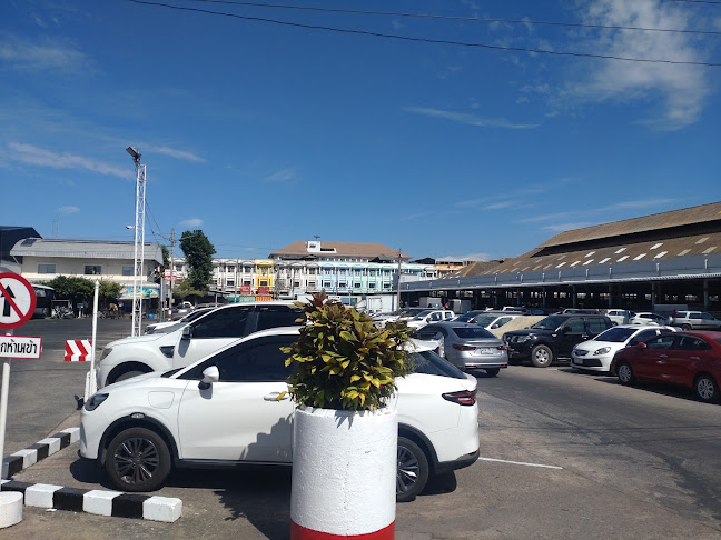 ตลาดย่าโม - การบริการอาหารและที่พัก