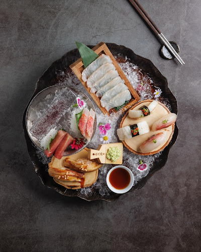 Uchi Gastrobar Japanese Food & Sushi Phuket - การบริการอาหารและที่พัก