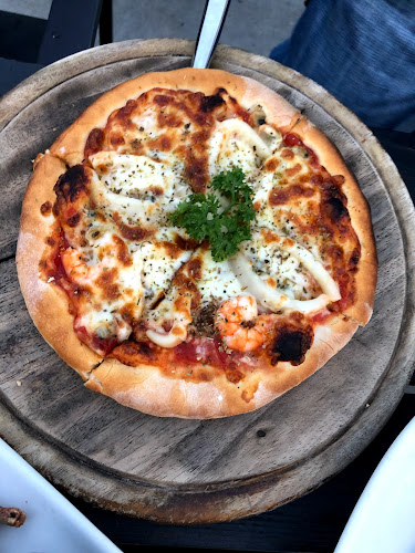 River Wine Restaurant&Karaoke - การบริการอาหารและที่พัก