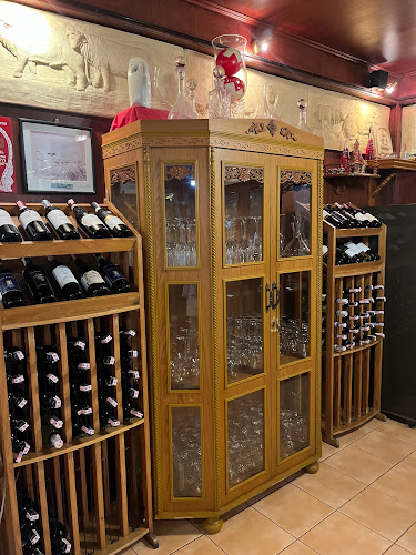 Chez Andy Swiss Restaurant & Steak House - การบริการอาหารและที่พัก