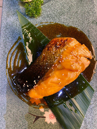 Hashi Japanese Restaurant & Izakaya - การบริการอาหารและที่พัก