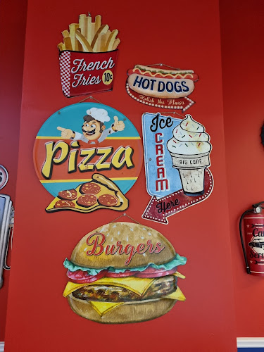 Santa Monica Diner Pattaya - การบริการอาหารและที่พัก