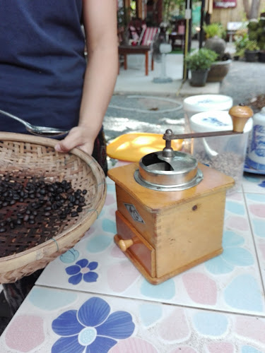 โรงคั่วกาแฟลุงผาด - การบริการอาหารและที่พัก