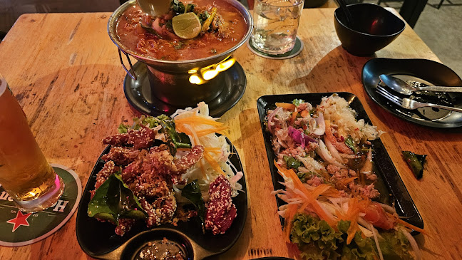 Mother Bar - การบริการอาหารและที่พัก