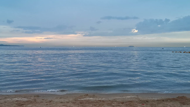 นนท์เตียงผ้าใบชายหาดจอมเทียน