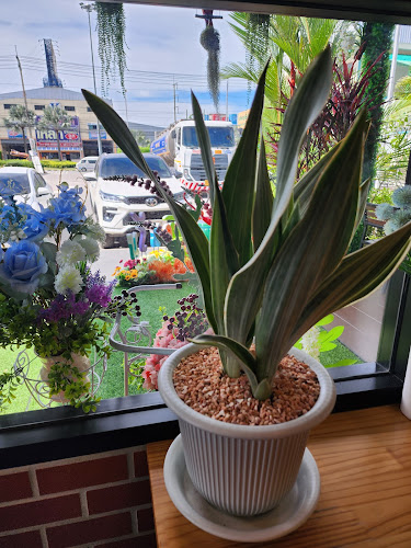 คาเฟ่ อเมซอน สาขามินิสยามพัทยาเหนือ - การบริการอาหารและที่พัก