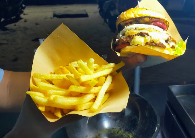 Village Burgers Kamala - การบริการอาหารและที่พัก