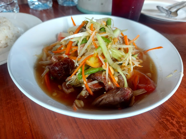 กองทัพส้มตำ ร้านอาหาร - การบริการอาหารและที่พัก